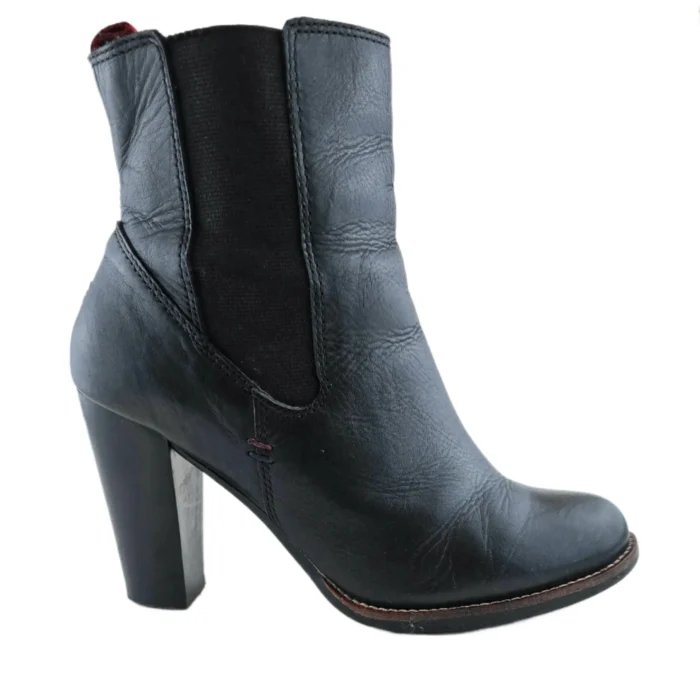 Side view of black leather Vintage Shoes Tommy Hilfiger, featuring a block heel and elastic side panel.