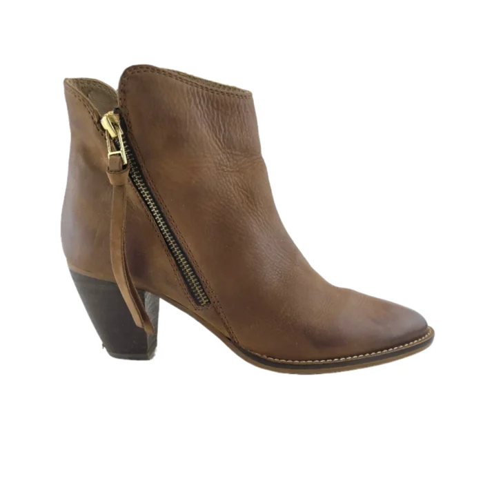 Brown leather Vintage Shoes Sacha ankle boot with a side zipper detail.