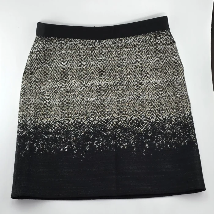 Vorderseite eines eleganten Bleistiftrocks mit Melange-Muster und schwarzem Verlauf