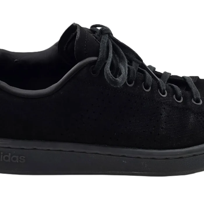 Czarny zamszowy sneakers Adidas – widok z boku, detal perforacji i logo