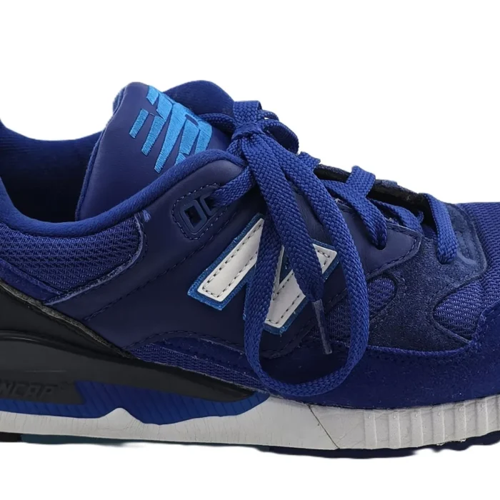 Niebieski sneaker New Balance 530 z boku – zamsz, siateczka i logo