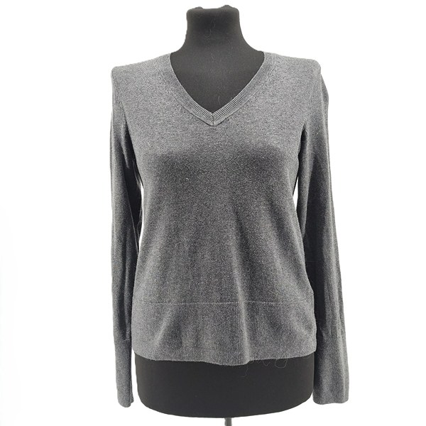 ALT: Grey Esprit V-neck pullover front view – vintage ladies knitwear.