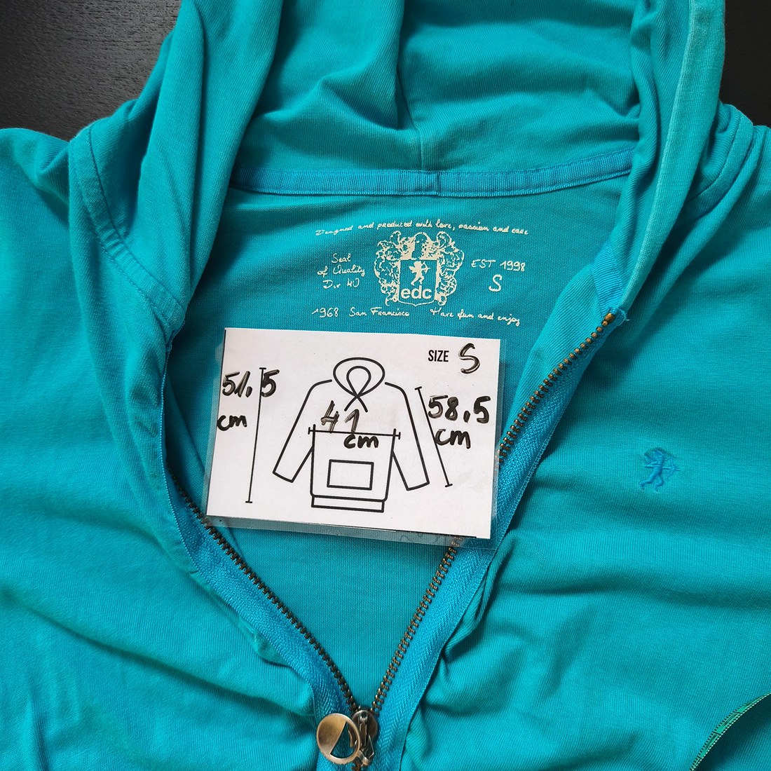 Vintage hoodie EDC by Esprit blue Retro-2000s-style size label close-up